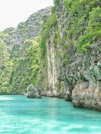 Le lagon Pileh et ses eaux bleu turquoise