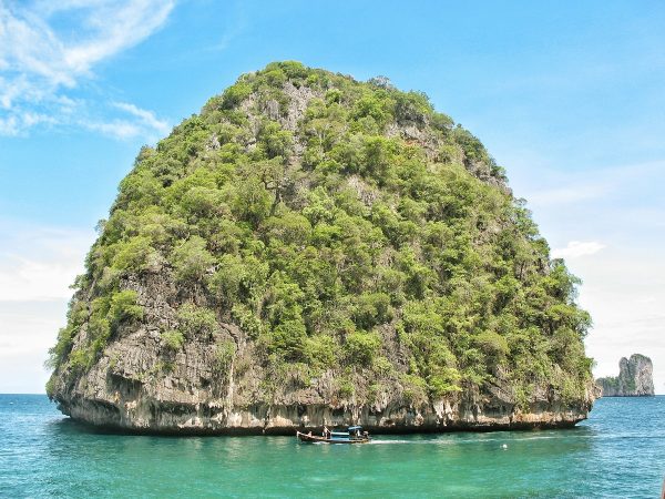 Le rocher de l'autre côté de Maya Bay