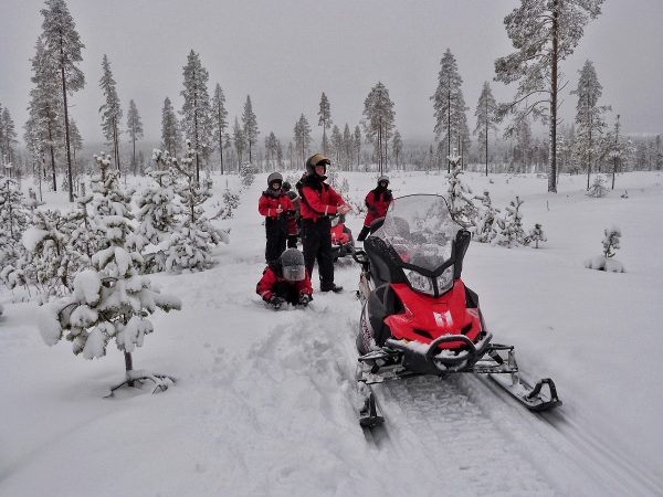 Motoneiges sur une piste en Laponie