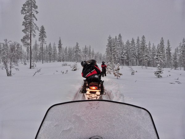 La vue depuis un motoneige en Laponie