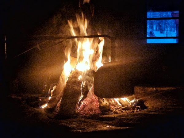 Feu de bois en Laponie à l'intérieur d'une kota