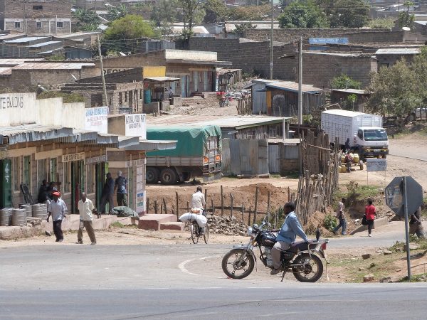 Route principale d'un village au Kenya