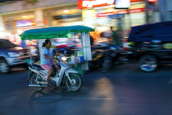 Dans les rues de Phuket en soirée