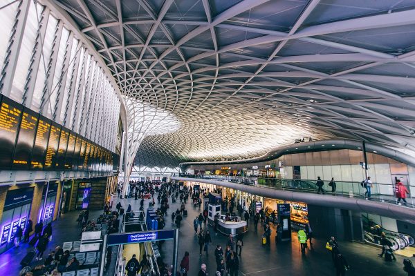 L'intérieur de la gare King's Cross à Londres