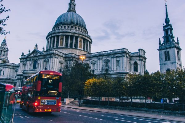 Avenue principale devant la cathédrale Saint-Paul de Londres