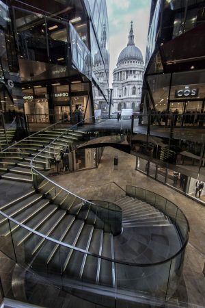 Dans la galerie commerciale du One New Change à Londres