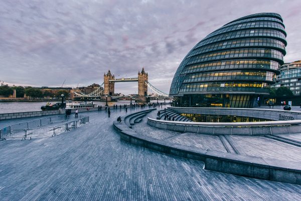 L'hôtel de ville de Londres et le Tower Bridge