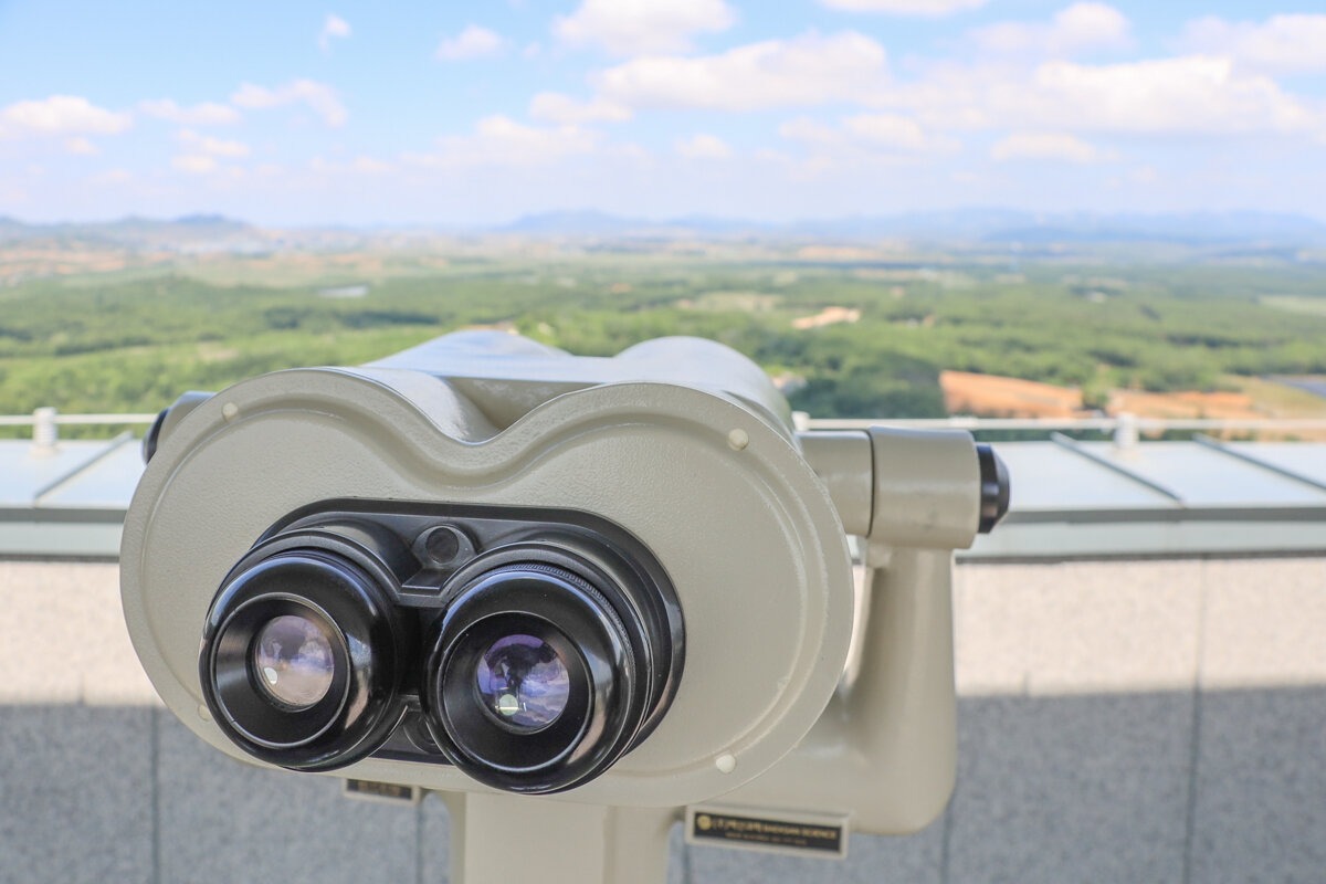 Jumelles dans l'observatoire de Dora dans la DMZ