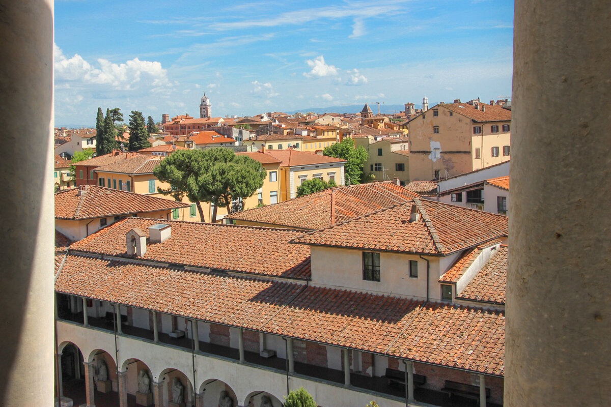 Vue sur les toits de Pise depuis la tour