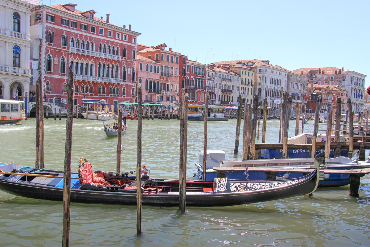 Gondoles garées le long du Grand Canal à Venise