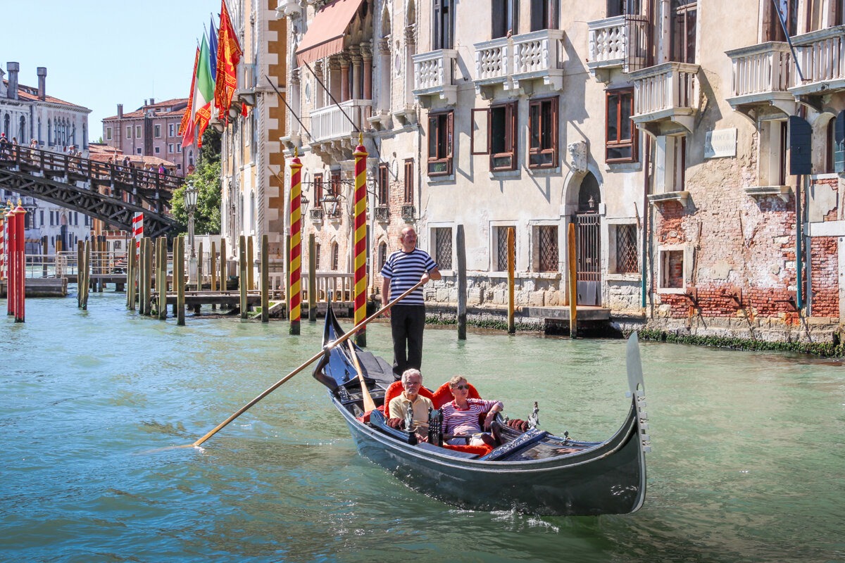 Touristes sur une gondole à Venise
