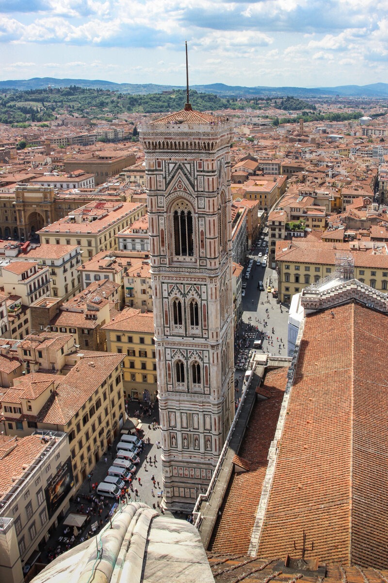 Vue sur le campanile depuis le sommet de la coupole de la cathédrale de Florence