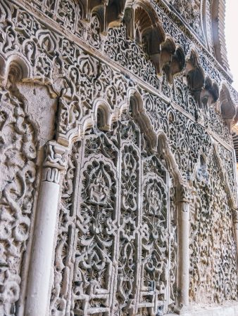 Décorations sur les murs de l'alcazar de Séville