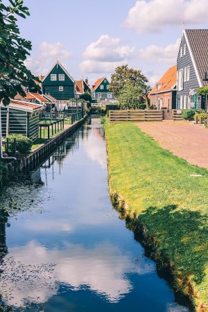 Un canal dans Marken aux Pays-Bas