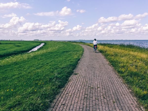 Piste cyclable sur la péninsule de Marken