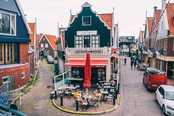 Dans les rues de Volendam