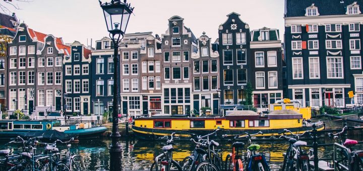 Façades de maisons que l'on rencontre durant la visite d'Amsterdam