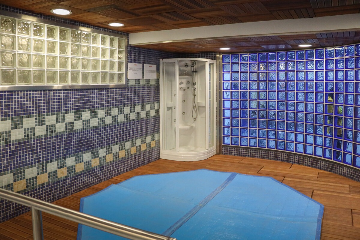 Douche dans le vestiaire du stade de foot de Madrid