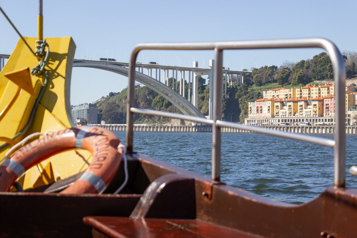 Sur le bateau de croisière des 6 ponts à Porto