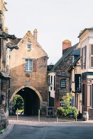 Porte dans la cité médiévale de Saint Valery sur Somme