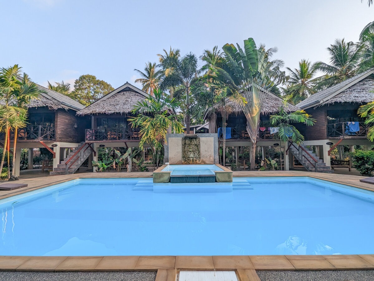 Piscine de l'hôtel Long Beach Chalet à Koh Lanta